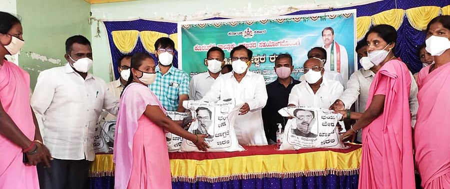 ಶಾಸಕ ಪರಮೇಶ್ವರ ಕೊರೊನಾ ವಾರಿಯರ್ಸ್‌ಗಳಿಗೆ ದಿನಸಿ ಕಿಟ್‌ ವಿತರಿಸಿದರು