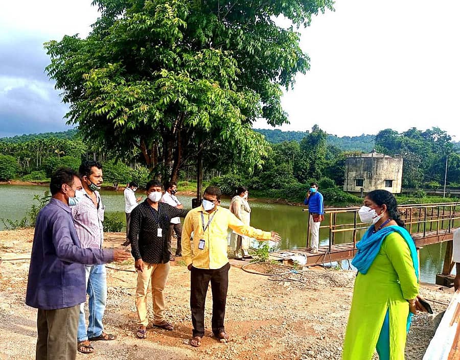 ಕಾರ್ಕಳದ ಮುಂಡ್ಲಿ ಜಲ ವಿದ್ಯುತ್ ಸ್ಥಾವರದಲ್ಲಿ ನಿರ್ಮಾಣವಾಗುತ್ತಿರುವ ಹೈಡ್ರಾಲಿಕ್ ಗೇಟ್ ಅಳವಡಿಕೆ ಕಾರ್ಯವನ್ನು ಪುರಸಭಾ ಮುಖ್ಯಾಧಿಕಾರಿ ರೂಪಾ ಶೆಟ್ಟಿ ಅಧಿಕಾರಿಗಳೊಂದಿಗೆ ಭೇಟಿ ನೀಡಿ ಪರಿಶೀಲಿಸಿದರು.