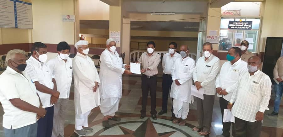 ಗದಗ ಜಿಲ್ಲಾ ಕಾಂಗ್ರೆಸ್ ನಿಯೋಗವು ಜಿಲ್ಲಾಧಿಕಾರಿ ಮೂಲಕ ರಾಷ್ಟ್ರಪತಿಗೆ ಶುಕ್ರವಾರ ಮನವಿ ಸಲ್ಲಿಸಿತು.