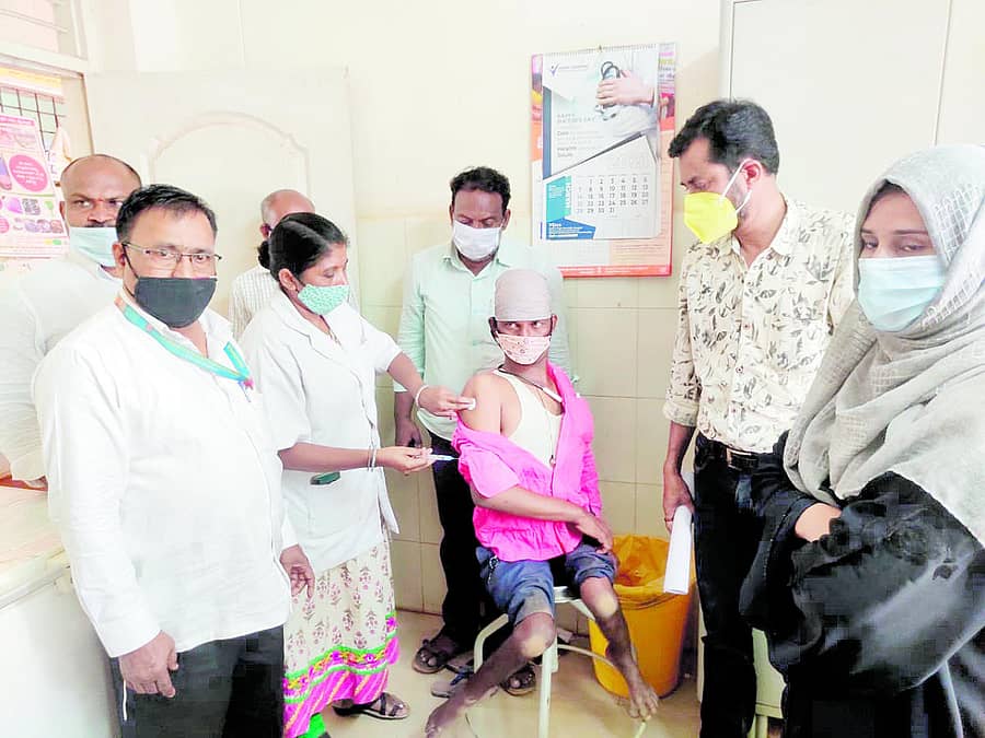 ಬೀದರ್ನ ನೌಬಾದ್ ಪ್ರಾಥಮಿಕ ಆರೋಗ್ಯ ಕೇಂದ್ರದಲ್ಲಿ ದೈಹಿಕ ಅಂಗವಿಕಲ ವ್ಯಕ್ತಿಗೆ ಕೋವಿಡ್ ಲಸಿಕೆ ಕೊಡಲಾಯಿತು