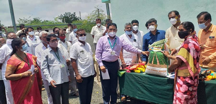 ಕಲಬುರ್ಗಿ ಹೊರವಲಯದ ರೈತ ಸಂಪರ್ಕ ಕೇಂದ್ರದಲ್ಲಿ ಈಚೆಗೆ ಕೃಷಿ ಅಧಿಕಾರಿಗಳು ಬಿತ್ತನೆ ಬೀಜ ವಿತರಣೆಗೆ ಚಾಲನೆ ನೀಡಿದರು