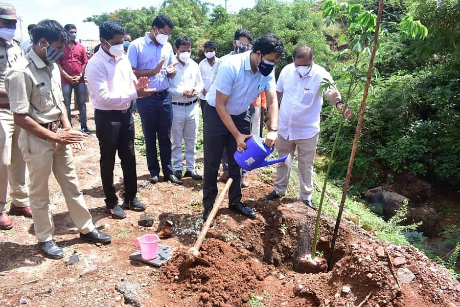 ವಿಶ್ವ ಪರಿಸರದ ದಿನದ ಪ್ರಯುಕ್ತ ವಿಜಯನಗರ ಜಿಲ್ಲೆ ವಿಶೇಷ ಅಧಿಕಾರಿ ಅನಿರುದ್ಧ್ ಪಿ. ಶ್ರವಣ್ ಅವರು ಶನಿವಾರ ಹೊಸಪೇಟೆಯಲ್ಲಿ ಸಸಿ ನೆಟ್ಟು, ನೀರೆರೆದರು–ಪ್ರಜಾವಾಣಿ ಚಿತ್ರ