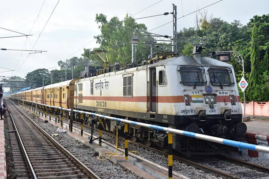 ವಿದ್ಯುತ್ಚಾಲಿತ ಎಂಜಿನ್ ಒಳಗೊಂಡ ಹಂಪಿ ಎಕ್ಸ್ಪ್ರೆಸ್ ಪ್ರಯಾಣಿಕ ರೈಲು ಶನಿವಾರ ಹೊಸಪೇಟೆ ನಿಲ್ದಾಣ ತಲುಪಿತು