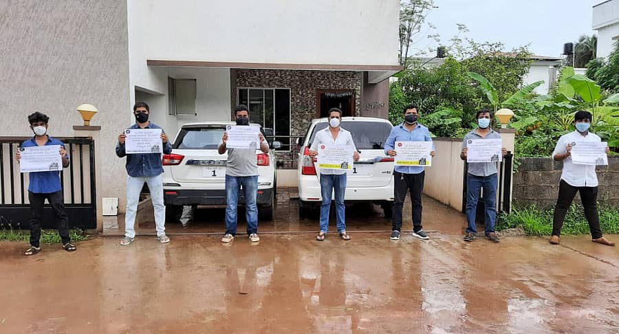 ಮಂಗಳೂರಿನ ಎಂ.ಆರ್.ಪಿ.ಎಲ್ ಸೇರಿದಂತೆ ಸ್ಥಳೀಯ ಬೃಹತ್ ಕಂಪನಿಗಳಲ್ಲಿ ತುಳುನಾಡಿನ ಯುವಕರಿಗೆ ಉದ್ಯೋಗ ನೀಡಬೇಕು ಎಂದು ಆಗ್ರಹಿಸಿ ವಿವಿಧ ಸಂಘಟನೆಗಳು ಆಯೋಜಿಸಿದ್ದ ಮನೆ ಮನೆ ಪ್ರತಿಭಟನೆಗೆ ಬೆಂಬಲಿಸಿ ದಕ್ಷಿಣ ಕನ್ನಡ ಜಿಲ್ಲಾ ಯುವ ಜೆಡಿಎಸ್ ಕಾರ್ಯಕರ್ತರು ಪ್ರತಿಭಟನೆ ನಡೆಸಿದರು.