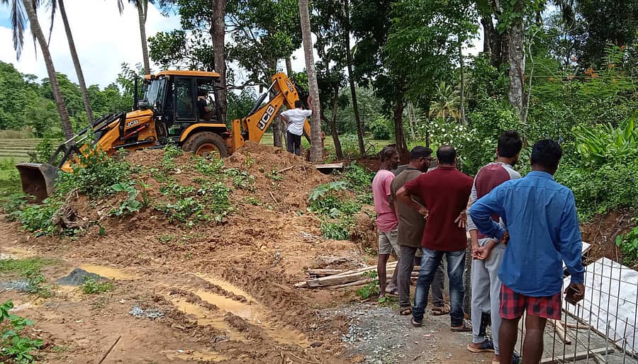 ಯಲ್ಲಾಪುರ ಪಟ್ಟಣದ ನೂತನ ನಗರ ಜಡ್ಡಿಯಲ್ಲಿ ರಾಜಕಾಲುವೆಯ ಕಾಮಗಾರಿ ಶನಿವಾರ ಪುನರಾರಂಭವಾಗಿದೆ