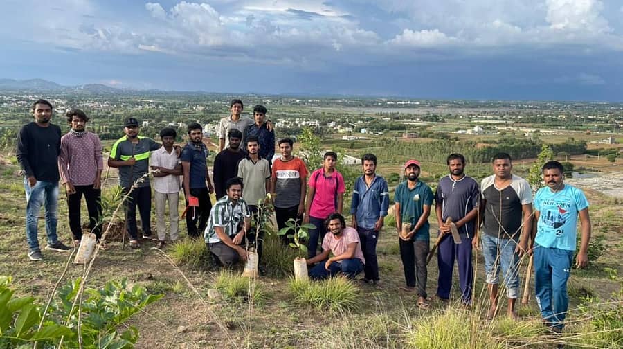 ಚಿಕ್ಕಬಳ್ಳಾಪುರ ಕ್ಯಾಂಪಸ್ ಬೆಟ್ಟದಲ್ಲಿ ಗಿಡೆ ನೆಟ್ಟ ಸಮಾನ ಮನಸ್ಕ ಗೆಳೆಯರ ತಂಡ
