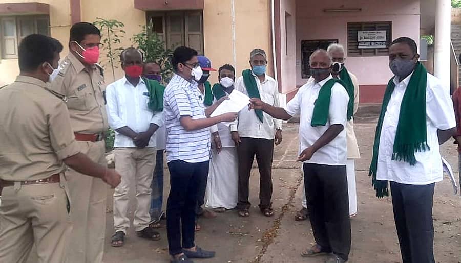 ರೈತ ವಿರೋಧಿ ಕೃಷಿ ಕಾಯ್ದೆಗಳನ್ನು ಹಿಂಪಡೆಯಬೇಕು ಎಂದು ಒತ್ತಾಯಿಸಿ, ಹಾವೇರಿ ಜಿಲ್ಲಾ ರೈತ ಸಂಘದ ಪದಾಧಿಕಾರಿಗಳು ನಗರದಲ್ಲಿ ಶನಿವಾರ ತಹಶೀಲ್ದಾರ್ ಅವರಿಗೆ ಮನವಿ ಸಲ್ಲಿಸಿದರು