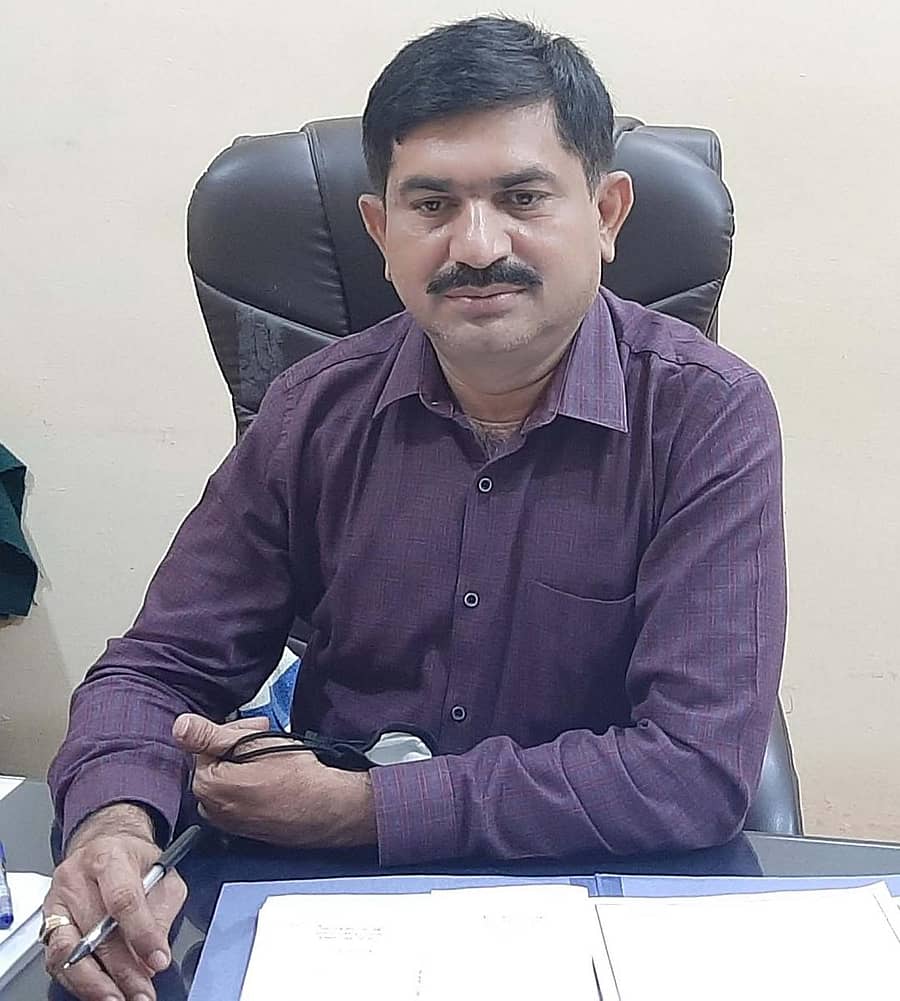 ಡಿಡಿಪಿಐ ಕೃಷ್ಣಮೂರ್ತಿ ಬಂಗಾರಪೇಟೆ ಹಾಗೂ ಕೆಜಿಎಫ್ ತಾಲ್ಲೂಕಿನ ಪ್ರೌಢ ಶಾಲಾ ಮುಖ್ಯ ಶಿಕ್ಷಕರ ಜತೆ ಆನ್ಲೈನ್ ಮೂಲಕ ಕೋಲಾರದಲ್ಲಿ ಶನಿವಾರ ಸಭೆ ನಡೆಸಿದರು.