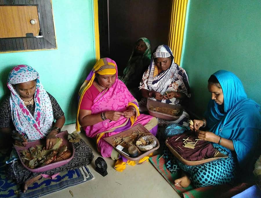 ಬೀಡಿ ಕಟ್ಟುವ ಕಾಯಕದಲ್ಲಿ ತೊಡಗಿರುವ ಬಾಷಾ ನಗರದ ಮಹಿಳೆಯರು