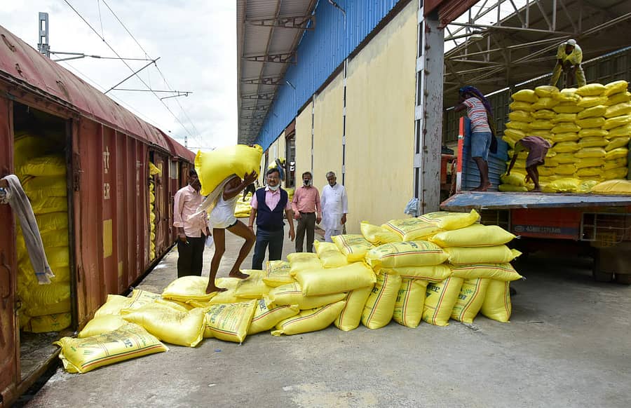ಕಲಬುರ್ಗಿಯ ಹೊರವಲಯದ ತಾಜ್ ಸುಲ್ತಾನ್ಪುರ ರೈಲು ನಿಲ್ದಾಣದಲ್ಲಿ ಕೂಲಿಕಾರರು ರಸಗೊಬ್ಬರವನ್ನು ಲಾರಿಗಳಲ್ಲಿ ತುಂಬಿದ್ದು ಮಂಗಳವಾರ ಕಂಡುಬಂತು. ಪ್ರಜಾವಾಣಿ ಚಿತ್ರ: ಪ್ರಶಾಂತ್ ಎಚ್. ಜಿ