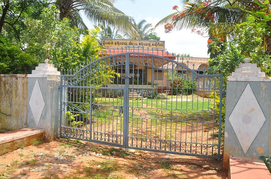 ಲಕ್ಷ್ಮೇಶ್ವರ ತಾಲ್ಲೂಕಿನ ಶಿಗ್ಲಿ ಗ್ರಾಮದಲ್ಲಿ ತೆರೆದಿದ್ದ ಕೋವಿಡ್‌ ಆರೈಕೆ ಕೇಂದ್ರಕ್ಕೆ ರೋಗಿಗಳ ಕೊರತೆಯಾಗಿದ್ದರಿಂದ ಬೀಗ ಹಾಕಲಾಗಿದೆ (ಎಡಚಿತ್ರ) ಗದಗ ತಾಲ್ಲೂಕಿನ ಮುಳಗುಂದ ಪ್ರಾಥಮಿಕ ಆರೋಗ್ಯ ಕೇಂದ್ರದಲ್ಲಿ ಚಿಕಿತ್ಸೆಗೆ ಕಾದು ನಿಂತಿರುವ ರೋಗಿಗಳು