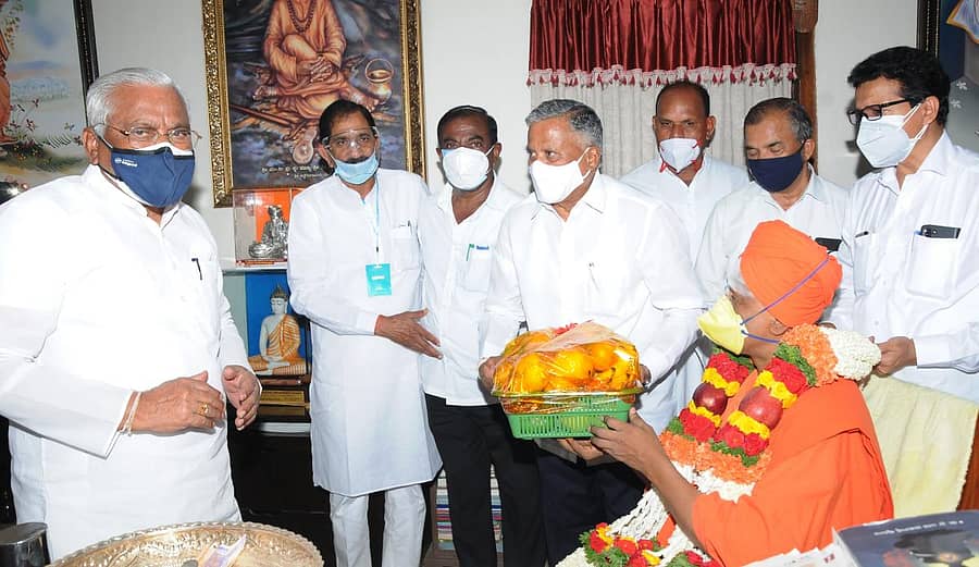ತುಮಕೂರಿನಲ್ಲಿ ಸಚಿವ ವಿ.ಸೋಮಣ್ಣ ಅವರು ಸಿದ್ಧಲಿಂಗ ಸ್ವಾಮೀಜಿ ಆಶೀರ್ವಾದ ಪಡೆದರು. ಸಂಸದ ಜಿ.ಎಸ್.ಬಸವರಾಜು, ಶಾಸಕ ಜ್ಯೋತಿಗಣೇಶ್, ಮೇಯರ್ ಬಿ.ಜೆ.ಕೃಷ್ಣಪ್ಪ, ಮುಖಂಡ ಸೊಗಡು ಶಿವಣ್ಣ ಇದ್ದರು