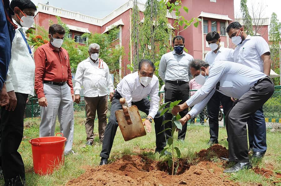 ಜಿಲ್ಲಾಧಿಕಾರಿ ಕಚೇರಿ ಆವರಣದಲ್ಲಿ ಜಿಲ್ಲಾಧಿಕಾರಿ ವೈ.ಎಸ್.ಪಾಟೀಲ ಸಸಿ ನೆಟ್ಟರು