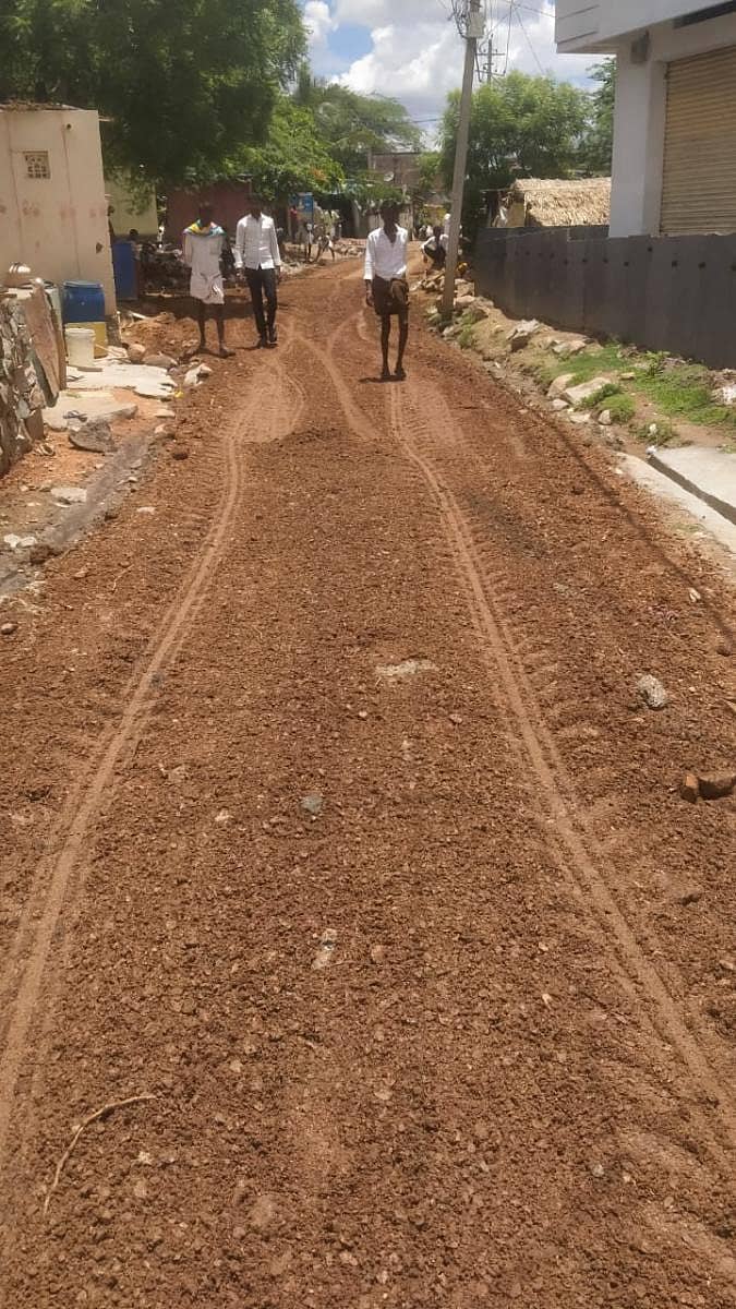 ಜಾಲಹಳ್ಳಿ ಸಮೀಪದ ಗಲಗ ಗ್ರಾಮದಲ್ಲಿ ಶನಿವಾರ ಹದಗೆಟ್ಟ ರಸ್ತೆಯನ್ನು ದುರಸ್ತಿ ಮಾಡಲಾಯಿತು