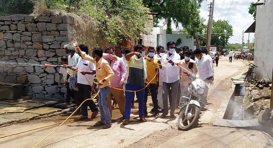ಮುದಗಲ್ ಪಟ್ಟಣದ ಮೇಗಳಪೇಟೆಯಲ್ಲಿ ಜೆಡಿಎಸ್ ರಾಜ್ಯ ಮುಖಂಡ ಸಿದ್ದು ವೈ ಬಂಡಿ ಸ್ಯಾನಿಟೈಸರ್ ಸಿಂಪಡಣೆ ಕಾರ್ಯಕ್ಕೆ ಚಾಲನೆ ನೀಡಿದರು
