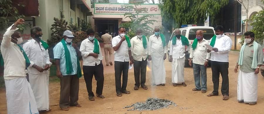 ರಾಜ್ಯ ರೈತ ಸಂಘದ ಪದಾಧಿಕಾರಿಗಳು ರಾಣೆಬೆನ್ನೂರಿನ ಶಾಸಕ ಕಚೇರಿ ಆವರಣದಲ್ಲಿ ಪ್ರತಿಭಟನೆ ನಡೆಸಿದರು