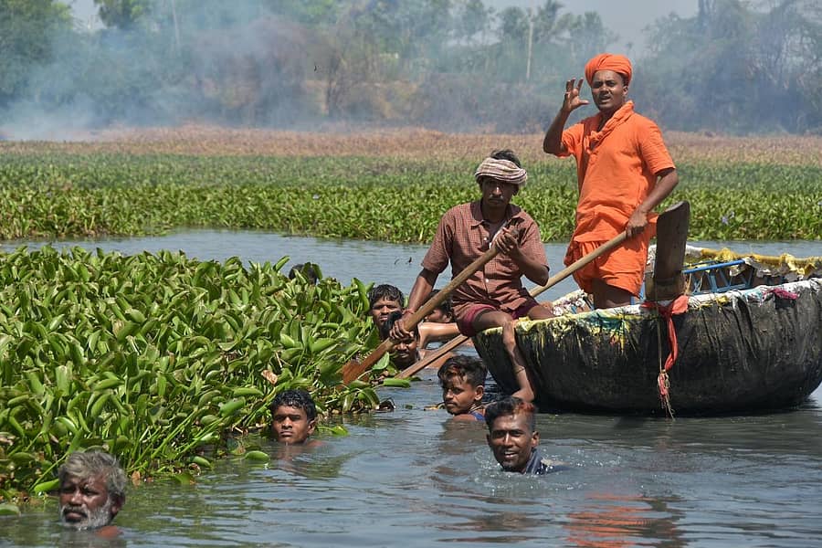 ಕೊಪ್ಪಳ ಹೊರವಲಯದ ಜೀವದಾಯಿನಿ ಹಿರೇಹಳ್ಳದ ಪುನಶ್ಚೇತನದಲ್ಲಿ ತೊಡಗಿದ್ದ ಸ್ವಾಮೀಜಿ ಹಳ್ಳದಲ್ಲಿರುವ ಜಲಸಸ್ಯ, ಕಳೆಗಳನ್ನು ದೋಣಿ ಮೂಲಕ ಸ್ವಚ್ಛಗೊಳಿಸಿ ಪರಿಸರ ರಕ್ಷಣೆಗೆ ಮುನ್ನುಡಿ ಬರೆದಿದ್ದರು