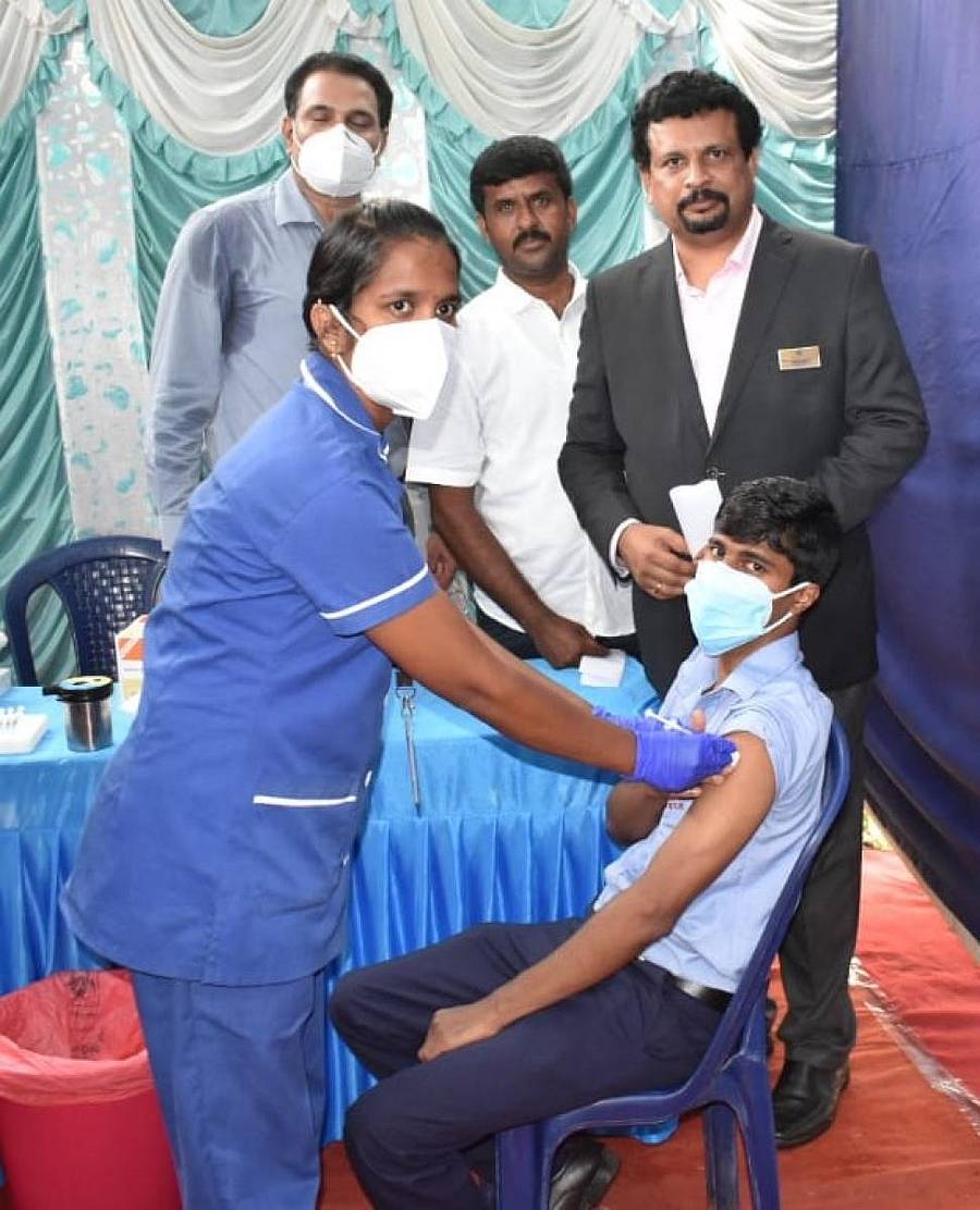 ಪೀಣ್ಯ ಕೈಗಾರಿಕಾ ಸಂಘದಿಂದ ಕೋವಿಡ್ ಲಸಿಕಾ ಅಭಿಯಾನಕ್ಕೆ ಶನಿವಾರ ಚಾಲನೆ ನೀಡಲಾಯಿತು. ಸಂಘದ ಅಧ್ಯಕ್ಷ ಸಿ. ಪ್ರಕಾಶ್ ಇದ್ದರು