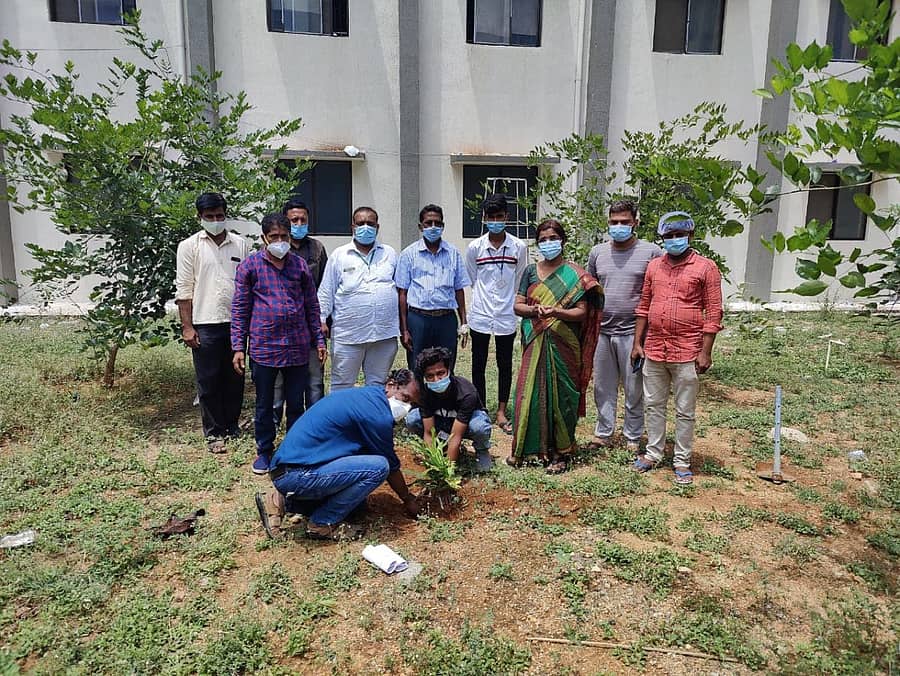 ಯಾದಗಿರಿ ಜಿಲ್ಲಾ ಕೋವಿಡ್ ಆಸ್ಪತ್ರೆಯ ಆವರಣದಲ್ಲಿ ಸಸಿ ನೆಡುವ ಕಾರ್ಯಕ್ರಮ ಶನಿವಾರ ಹಮ್ಮಿಕೊಳ್ಳಲಾಗಿತ್ತು