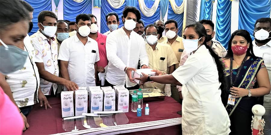 ಹಾರೋಹಳ್ಳಿ ಸರ್ಕಾರಿ ಆಸ್ಪತ್ರೆಯಲ್ಲಿ ನಿಖಿಲ್ ಕುಮಾರಸ್ವಾಮಿ ಆಶಾ ಮತ್ತು ಅಂಗನವಾಡಿ ಕಾರ್ಯಕರ್ತೆಯರಿಗೆ ಕೋವಿಡ್ ಕಿಟ್ ವಿತರಿಸಿದರು