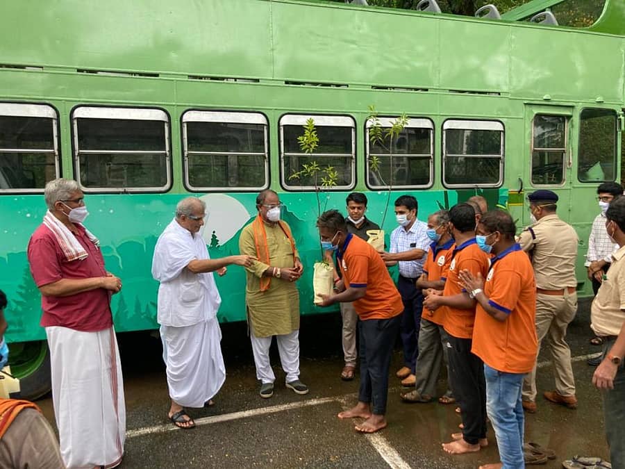 ಧರ್ಮಸ್ಥಳದಲ್ಲಿ ಅರಣ್ಯ ಸಚಿವ ಅರವಿಂದ ಲಿಂಬಾವಳಿ ಹಸಿರು ಬಸ್ ಯೋಜನೆಗೆ ಚಾಲನೆ ನೀಡಿದರು. ಧರ್ಮಾಧಿಕಾರಿ ಡಿ. ವೀರೇಂದ್ರ ಹೆಗ್ಗಡೆ ಇದ್ದರು.