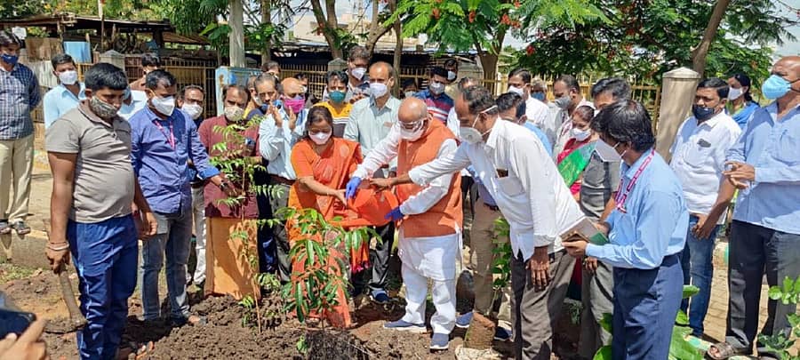 ದಾವಣಗೆರೆ ಡಿಸಿಎಂ ಟೌನ್ಶಿಪ್ನ ವಿವೇಕಾನಂದ ಪಾರ್ಕ್ನಲ್ಲಿ ವಿಶ್ವ ಪರಿಸರ ದಿನದ ಅಂಗವಾಗಿ ಮಿಯಾವಾಕಿ ಪದ್ಧತಿಯಲ್ಲಿ ಗಿಡ ನೆಡುವ ಕಾರ್ಯಕ್ಕೆ ಸಂಸದ ಜಿ.ಎಂ. ಸಿದ್ದೇಶ್ವರ ಚಾಲನೆ ನೀಡಿದರು.