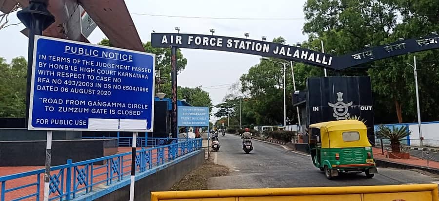 ರಸ್ತೆ ಬಂದ್ ಆಗಲಿರುವ ಬಗ್ಗೆ ಹಾಕಿರುವ ಫಲಕ