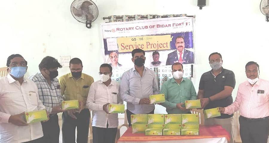 ರೋಟರಿ ಕ್ಲಬ್ ಆಫ್ ಬೀದರ್ ಫೋರ್ಟ್ ವತಿಯಿಂದ ಕೊಡುಗೆಯಾಗಿ ನೀಡಿರುವ ಹ್ಯಾಂಡ್ ಗ್ಲೌಸ್ಗಳನ್ನು ಕ್ಲಬ್ ಪದಾಧಿಕಾರಿಗಳು ಬೀದರ್ನ ಬ್ರಿಮ್ಸ್ ಆಸ್ಪತ್ರೆಯ ಡಾ. ಲೋಕೇಶ ಪಾಟೀಲ ಅವರಿಗೆ ಹಸ್ತಾಂತರಿಸಿದರು