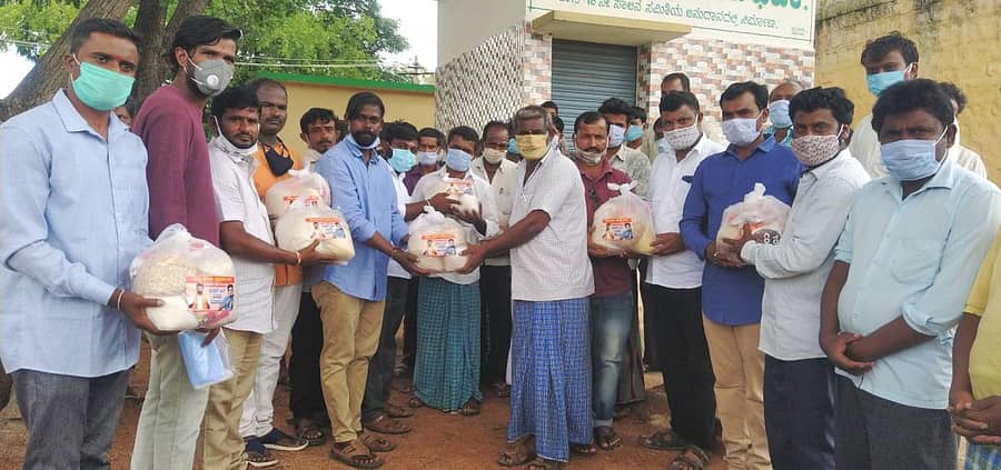 ಕುಕನೂರಿನ ಎಪಿಎಂಸಿ ಆವರಣದಲ್ಲಿ ಸಂಸದ ತೇಜಸ್ವಿ ಸೂರ್ಯ ಅಭಿಮಾನ ಬಳಗದ ವತಿಯಿಂದ ಆಟೋ ಚಾಲಕರಿಗೆ ಆಹಾರ ಧಾನ್ಯದ ಕಿಟ್ ವಿತರಿಸಲಾಯಿತು