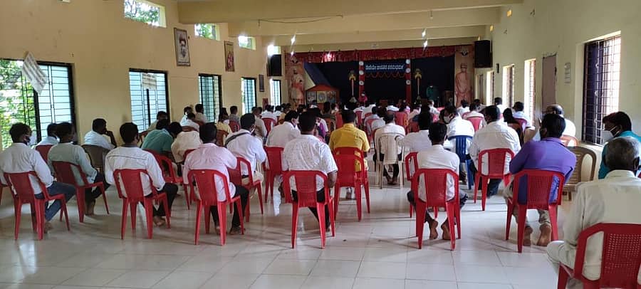 ಕಡಬದ ಸರಸ್ವತಿ ವಿದ್ಯಾಲಯದಲ್ಲಿ ಸಚಿವ ಎಸ್.ಅಂಗಾರ ನೇತೃತ್ವದಲ್ಲಿ ಬಿಜೆಪಿ ಸಭೆಯಲ್ಲಿ ಭಾಗವಹಿಸಿದ್ದ ಕಾರ್ಯಕರ್ತರು