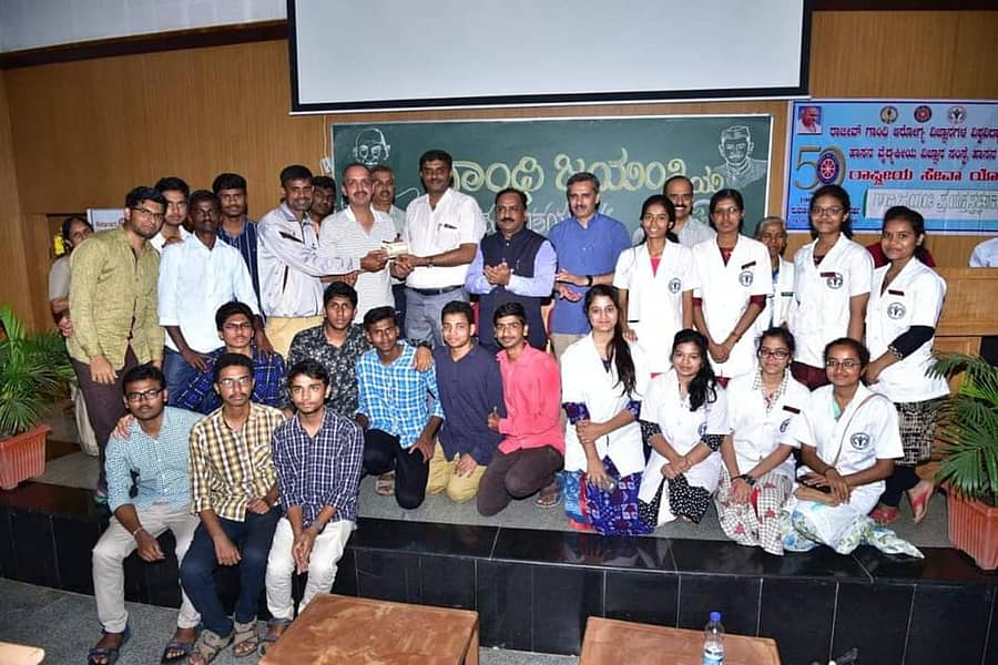 ಹಾಸನ ವೈದ್ಯಕೀಯ ವಿಜ್ಞಾನ ಸಂಸ್ಥೆಯ ವಿದ್ಯಾರ್ಥಿಗಳು.