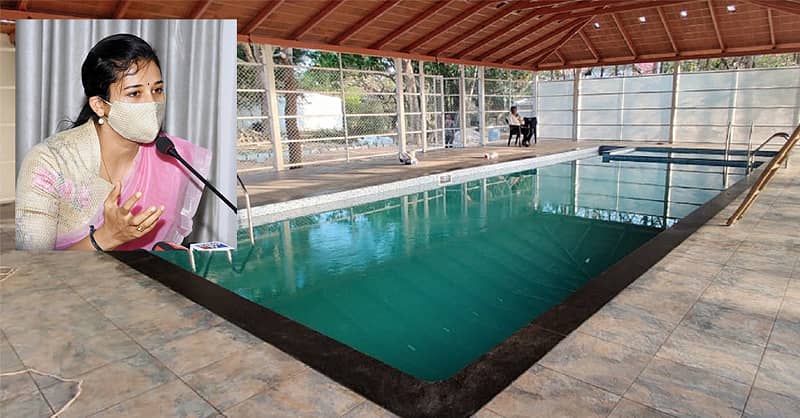 ಮೈಸೂರು ಜಿಲ್ಲಾಧಿಕಾರಿ ನಿವಾಸದ ಆವರಣದಲ್ಲಿ ಈಜುಕೊಳ (ಒಳಚಿತ್ರದಲ್ಲಿ ರೋಹಿಣಿ ಸಿಂಧೂರಿ)