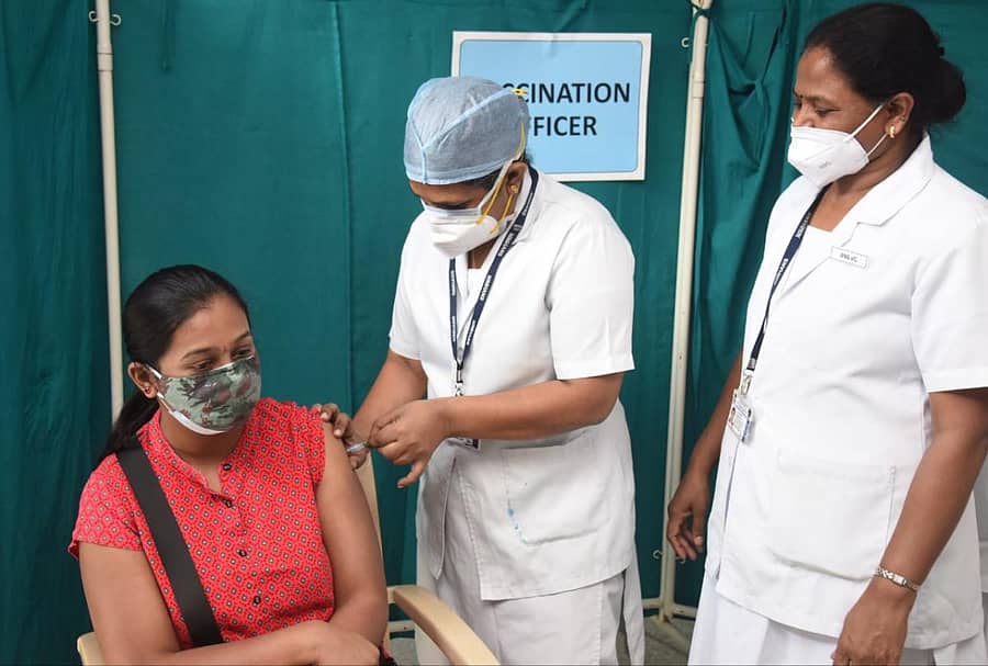 ಬೆಂಗಳೂರಿನ ನಿಮ್ಹಾನ್ಸ್ನಲ್ಲಿ ಲಸಿಕೆ ಹಾಕಿಸಿಕೊಳ್ಳುತ್ತಿರುವ ಯುವತಿ: ಪ್ರಜಾವಾಣಿ ಚಿತ್ರ