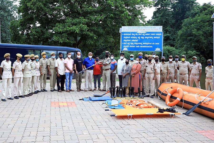 ಗೃಹರಕ್ಷಕ ದಳದ ಜಿಲ್ಲಾ ಕಮಾಂಡೆಂಟ್ ಡಾ.ಮುರಲೀ ಮೋಹನ್ ರಕ್ಷಣಾ ಸಲಕರಣೆ ಹಸ್ತಾಂತರಿಸಿದರು.