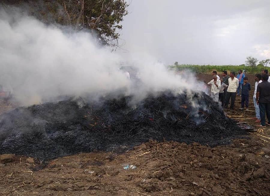 ಕಮಲನಗರ ತಾಲ್ಲೂಕಿನ ಸೋನಾಳ ಗ್ರಾಮದ ಮುನೀರ ಅವರ ಹೊಲದಲ್ಲಿ ಕೂಡಿಟ್ಟ ಜೋಳದ ಬಣವೆ ಬೆಂಕಿಗೆ ಆಹುತಿಯಾಗಿರುವುದು