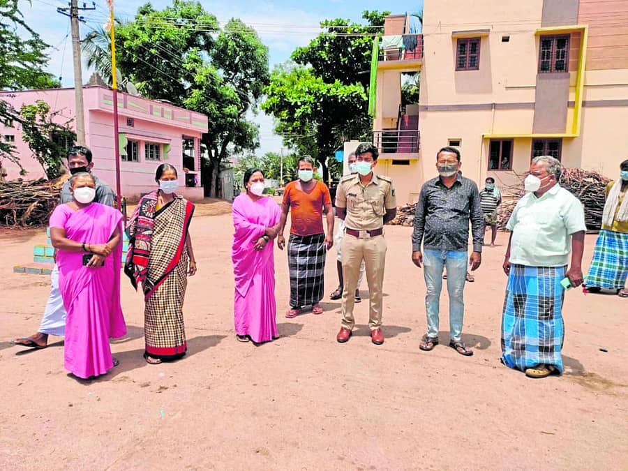 ಮುನಿರಾಬಾದ್ ಸಮೀಪದ ಶಹಾಪುರ ಗ್ರಾಮದಲ್ಲಿ ಶನಿವಾರ ನಡೆದ ಆರೋಗ್ಯ ಜಾಗೃತಿ ಕಾರ್ಯಕ್ರಮದಲ್ಲಿ ಪಿಎಸ್‌ಐ ಸುಪ್ರೀತ್ ಪಾಟೀಲ ಮಾತನಾಡಿದರು