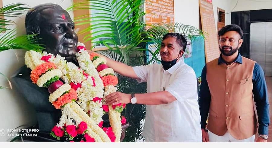 ಡಿ.ದೇವರಾಜ ಅರಸು ಹಿಂದುಳಿದ ವರ್ಗಗಳ ಅಭಿವೃದ್ಧಿ ನಿಗಮದ ಅಧ್ಯಕ್ಷ ಆರ್.ರಘು ಕೌಟಿಲ್ಯ ಅವರು ಬೆಂಗಳೂರಿನ ಡಿ.ದೇವರಾಜ ಅರಸು ಹಿಂದುಳಿದ ವರ್ಗಗಳ ಅಭಿವೃದ್ಧಿ ನಿಗಮದ ಕೇಂದ್ರ ಕಚೇರಿಯಲ್ಲಿ ಭಾನುವಾರ ಅರಸು ಅವರ ಪುತ್ಥಳಿಗೆ ಪುಷ್ಪನಮನ ಸಲ್ಲಿಸಿದರು