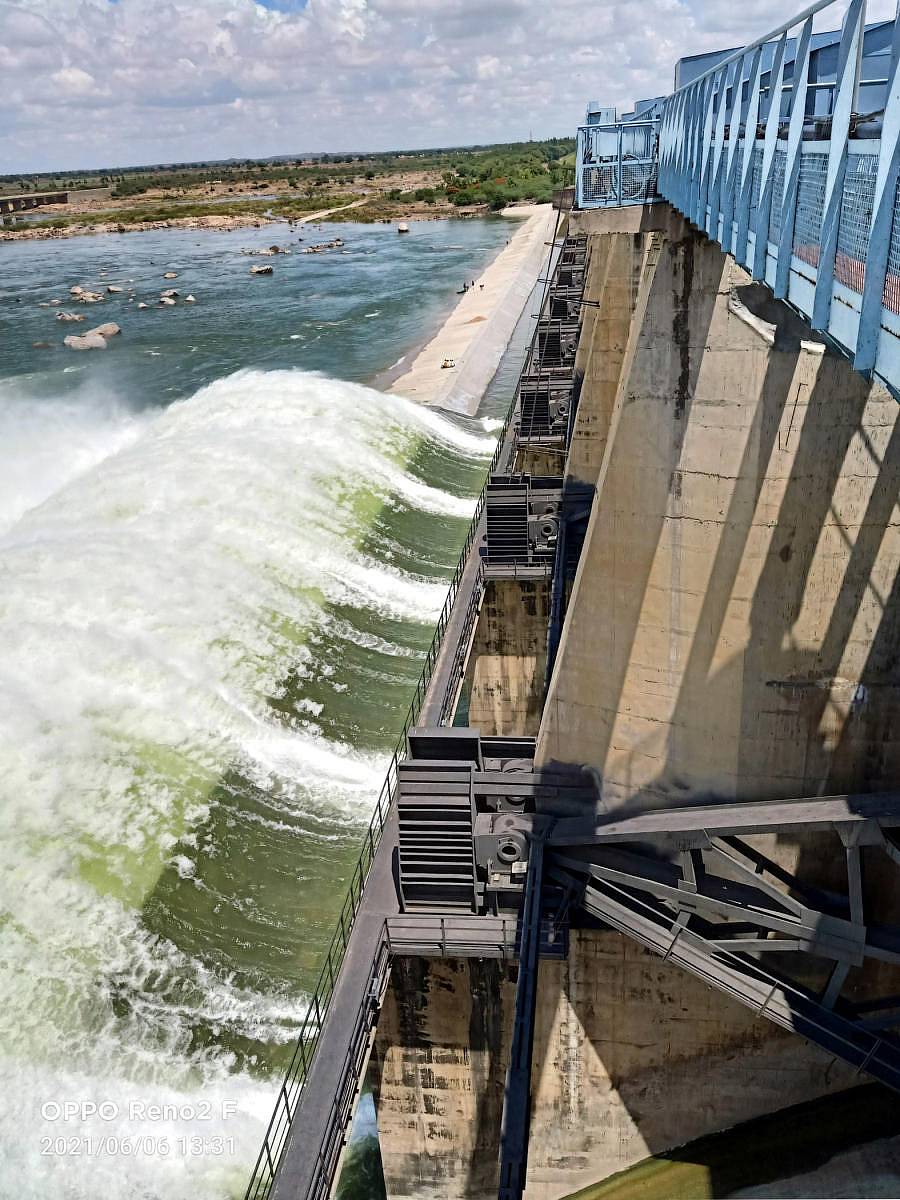 ಹುಣಸಗಿ ತಾಲ್ಲೂಕಿನ ನಾರಾಯಣಪುರ ಬಸವಸಾಗರ ಜಲಾಶಯದಿಂದ ನದಿಗೆ ನೀರು ಹರಿಸುತ್ತಿರುವುದು