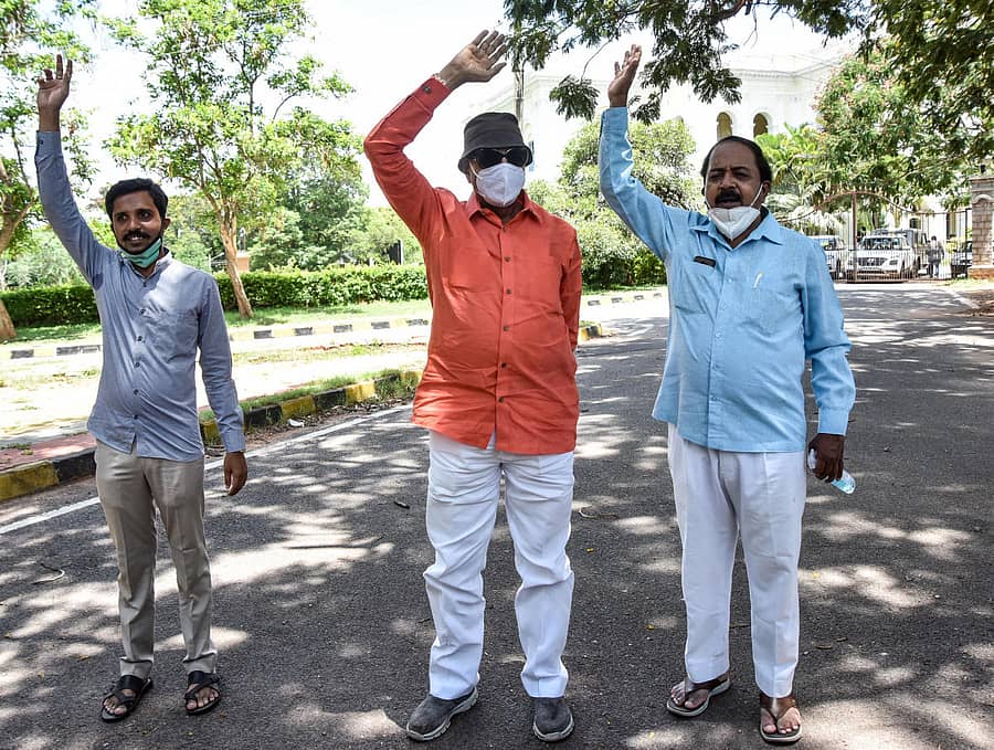 ರೋಹಿಣಿ ಸಿಂಧೂರಿ ಅವರ ವರ್ಗಾವಣೆ ಖಂಡಿಸಿ ಕನ್ನಡ ಚಳವಳಿ ವಾಟಾಳ್ ಪಕ್ಷದ ಅಧ್ಯಕ್ಷ ವಾಟಾಳ್ ನಾಗರಾಜ್ ಸೋಮವಾರ ಮೈಸೂರು ಜಿಲ್ಲಾಧಿಕಾರಿ ಕಚೇರಿ ಮುಂದೆ ಪ್ರತಿಭಟನೆ ನಡೆಸಿದರು