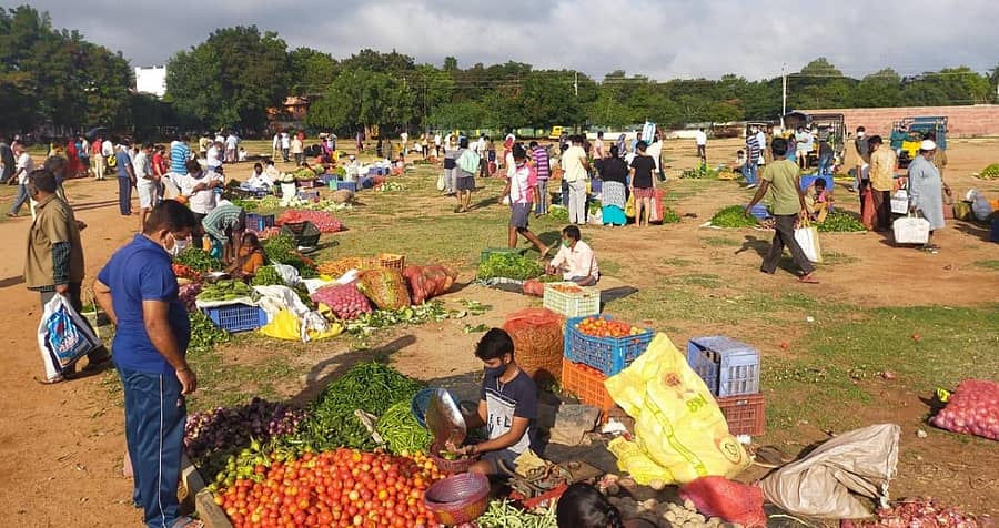 ಲಾಕ್ಡೌನ್ನಿಂದ ಸಡಿಲಿಕೆ ನೀಡಿದ್ದರಿಂದ ಸೋಮವಾರ ಜನ ಹೊಸಪೇಟೆಯ ತಾಲ್ಲೂಕು ಕ್ರೀಡಾಂಗಣದ ತಾತ್ಕಾಲಿಕ ಮಾರುಕಟ್ಟೆಯಲ್ಲಿ ತರಕಾರಿ ಖರೀದಿಸಿದರು