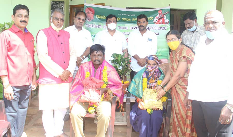 ಬೀದರ್‌ನಲ್ಲಿ ಗಾನಯೋಗಿ ಪಂಚಾಕ್ಷರ ಗವಾಯಿ ಸೇವಾ ಸಂಘದ ವತಿಯಿಂದ ಪೌರ ಕಾರ್ಮಿಕರಾದ ಶಿವರಾಜ್ ಹಾಗೂ ಜಗದೇವಿ ಅವರನ್ನು ಸನ್ಮಾನಿಸಲಾಯಿತು