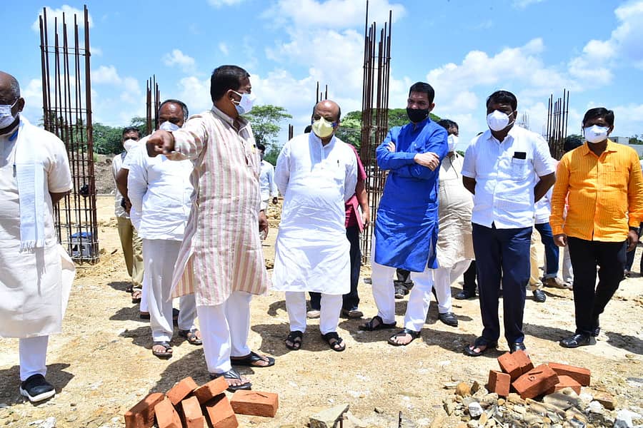 ಹಾವೇರಿ ನಗರದಲ್ಲಿ ನಿರ್ಮಾಣ ಹಂತದಲ್ಲಿರುವ ಬಿಜೆಪಿ ಜಿಲ್ಲಾ ಕಾರ್ಯಾಲಯದ ಭವನದ ಕಾಮಗಾರಿಯನ್ನು ರಾಜ್ಯ ಘಟಕದ ಅಧ್ಯಕ್ಷ ನಳಿನ್‌ ಕುಮಾರ್‌ ಕಟೀಲ್ ಮತ್ತು ಸಚಿವ ಬಸವರಾಜ ಬೊಮ್ಮಾಯಿ ವೀಕ್ಷಿಸಿದರು