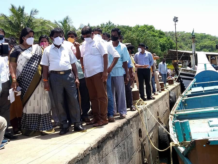 ಕಾರವಾರದ ಬೈತಖೋಲ್ ಮೀನುಗಾರಿಕಾ ಬಂದರಿಗೆ ಸೋಮವಾರ ಭೇಟಿ ನೀಡಿದ ಸಚಿವ ಎಸ್.ಅಂಗಾರ ಜೆಟ್ಟಿ ಪ್ರದೇಶವನ್ನು ವೀಕ್ಷಿಸಿದರು. ಶಾಸಕಿ ರೂಪಾಲಿ ನಾಯ್ಕ ಚಿತ್ರದಲ್ಲಿದ್ದಾರೆ.