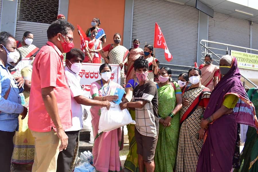 ಸಿಡಿಪಿಒ ಸಿಂಧು ಅಂಗಡಿ ಅವರು ಸೋಮವಾರ ಹೊಸಪೇಟೆಯಲ್ಲಿ ಆರ್ಥಿಕವಾಗಿ ದುರ್ಬಲರಾದವರಿಗೆ ಆಹಾರದ ಕಿಟ್‌ ವಿತರಿಸಿದರು