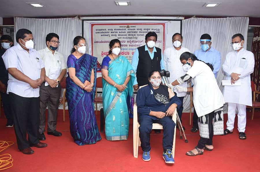 ಬೆಳಗಾವಿಯಲ್ಲಿ ವಿಶೇಷ ವ್ಯಕ್ತಿಗಳಿಗೆ ಕೋವಿಡ್ ಲಸಿಕೆ ನೀಡುವ ಕಾರ್ಯಕ್ರಮಕ್ಕೆ ಸಚಿವರಾದ ಶಶಿಕಲಾ ಜೊಲ್ಲೆ ಹಾಗೂ ಬಿ.ಸಿ. ಪಾಟೀಲ ಸಮ್ಮುಖದಲ್ಲಿ ಸೋಮವಾರ ಚಾಲನೆ ನೀಡಲಾಯಿತು