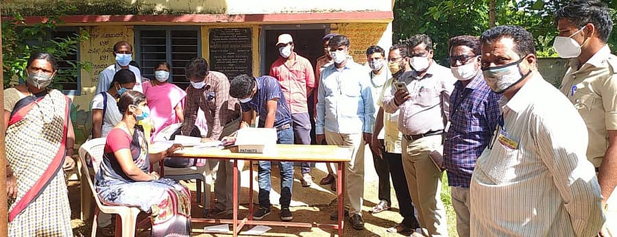 ಕಂಟೈನ್ಮೆಂಟ್‌ ವಲಯವೆಂದು ಘೋಷಿಸಿದ್ದ ಬ್ಯಾಡಗಿ ತಾಲ್ಲೂಕು ನಾಗಲಾಪುರದ ಗ್ರಾಮಸ್ಥರು ಸೋಮವಾರ ಕೋವಿಡ್‌ ಪರೀಕ್ಷೆ ಮಾಡಿಸಿಕೊಂಡರು