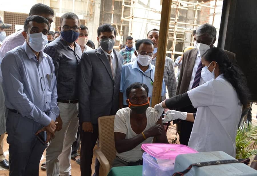 ಹಾಸನದ ಗಂಧದ ಕೋಠಿ ಆವರಣದಲ್ಲಿ ವಲಸೆ ಕಾರ್ಮಿಕರಿಗೆ ಲಸಿಕೆ ನೀಡಲಾಯಿತು.