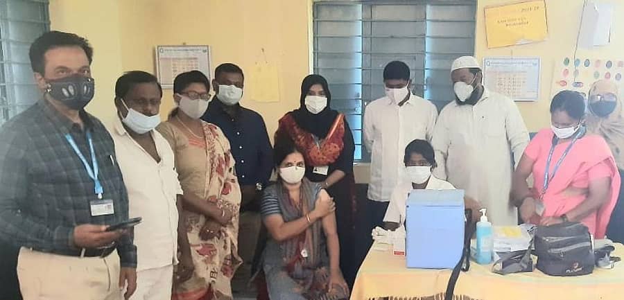 ಕೋಲಾರದ ಕೋಗಿಲಹಳ್ಳಿಯಲ್ಲಿ ಸೋಮವಾರ ಸಾರ್ವಜನಿಕರಿಗೆ ಕೋವಿಡ್ ಲಸಿಕೆ ಹಾಕಲಾಯಿತು.