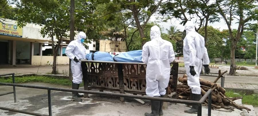 ಬೆಳಗಾವಿಯ ಸದಾಶಿವ ನಗರ ಸ್ಮಶಾನದಲ್ಲಿ ಬಿಜೆಪಿ ಕಾರ್ಯಕರ್ತರು ಕೋವಿಡ್ನಿಂದ ಮೃತಪಟ್ಟ ವ್ಯಕ್ತಿಯ ಅಂತ್ಯಕ್ರಿಯೆ ನೆರವೇರಿಸಿದರು