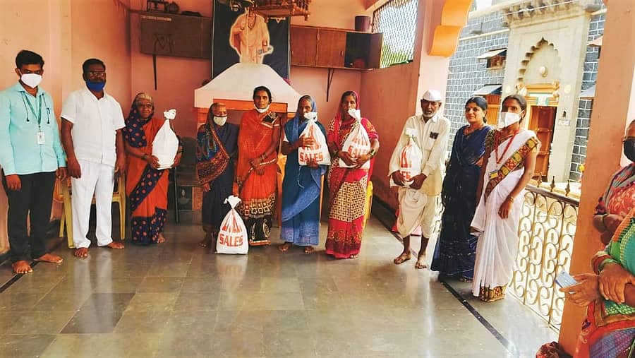 ಖಟಕಚಿಂಚೋಳಿ ಸಮೀಪದ ದಾಡಗಿ ಗ್ರಾಮದಲ್ಲಿ ಧರ್ಮಸ್ಥಳ ಗ್ರಾಮಾಭಿವೃದ್ಧಿ ಸಂಸ್ಥೆ ವತಿಯಿಂದ ಬಡವರಿಗೆ ಆಹಾರ ಸಾಮಗ್ರಿ ಕಿಟ್ ವಿತರಿಸಲಾಯಿತು